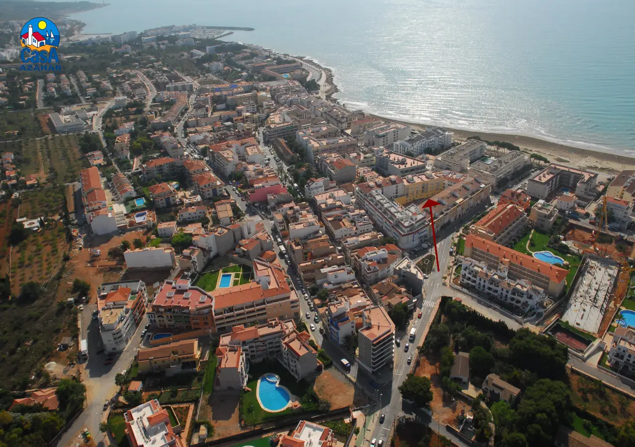Vista aérea del centro de Alcossebre con la situación de los apartamentos Mare Nostrum, cerca del mar