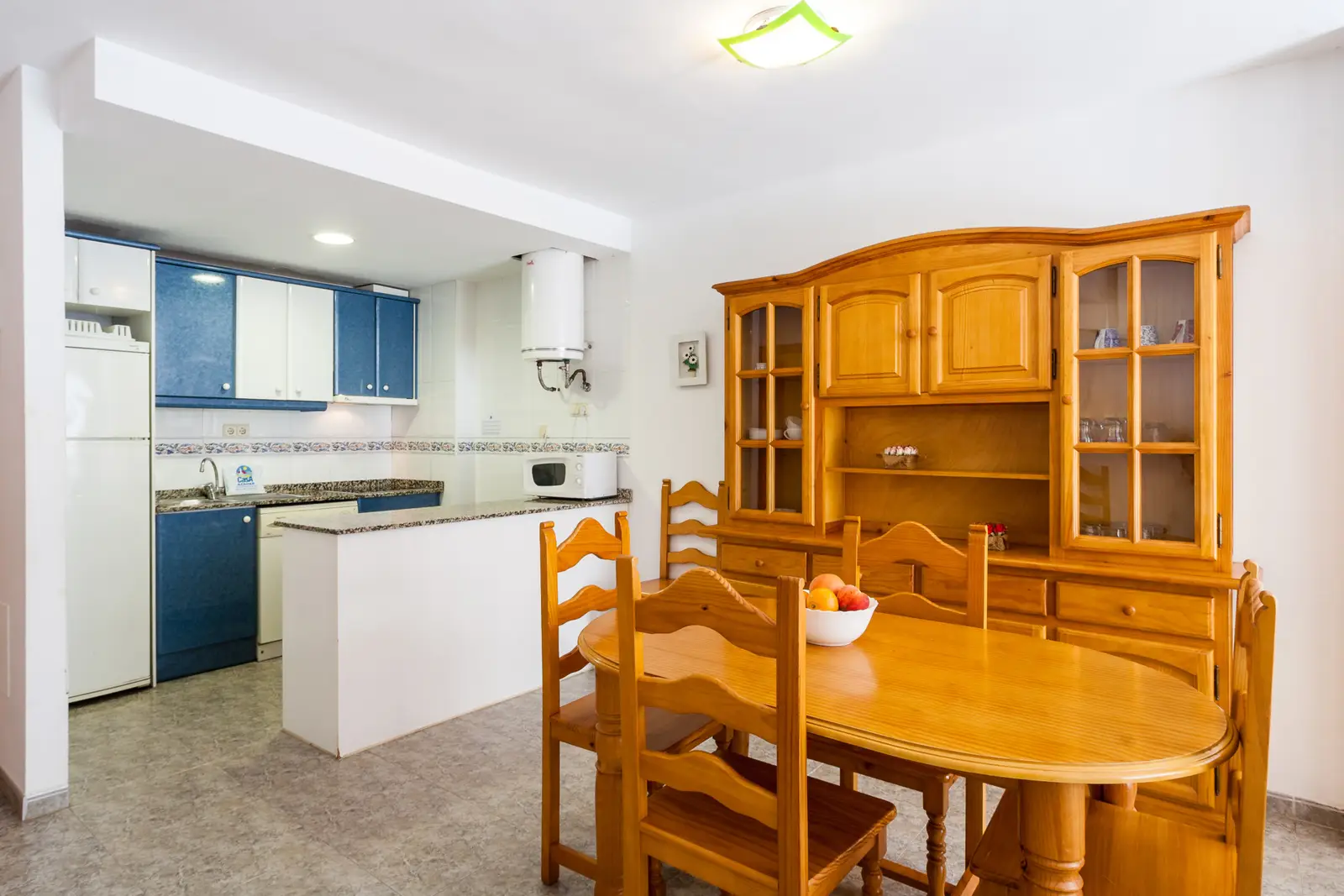 Comedor con mesa grande y cocina de un apartamento Mare Nostrum de tres dormitorios en Alcossebre