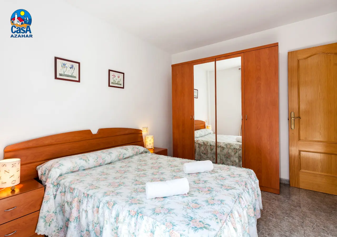 Dormitorio principal con cama doble en los apartamentos Mare Nostrum