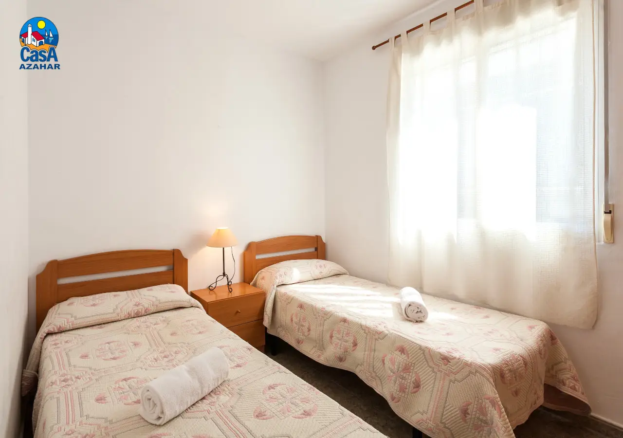 Dormitorio con dos camas individuales en un apartamento Mare Nostrum