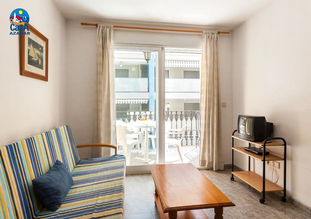 Salón con sofá cama y salida a la terraza en un apartamento Mare Nostrum