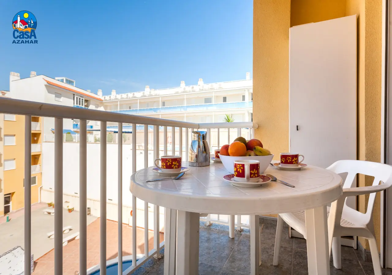 Terraza con mesa para desayunar en un apartamento Mare Nostrum de Alcossebre